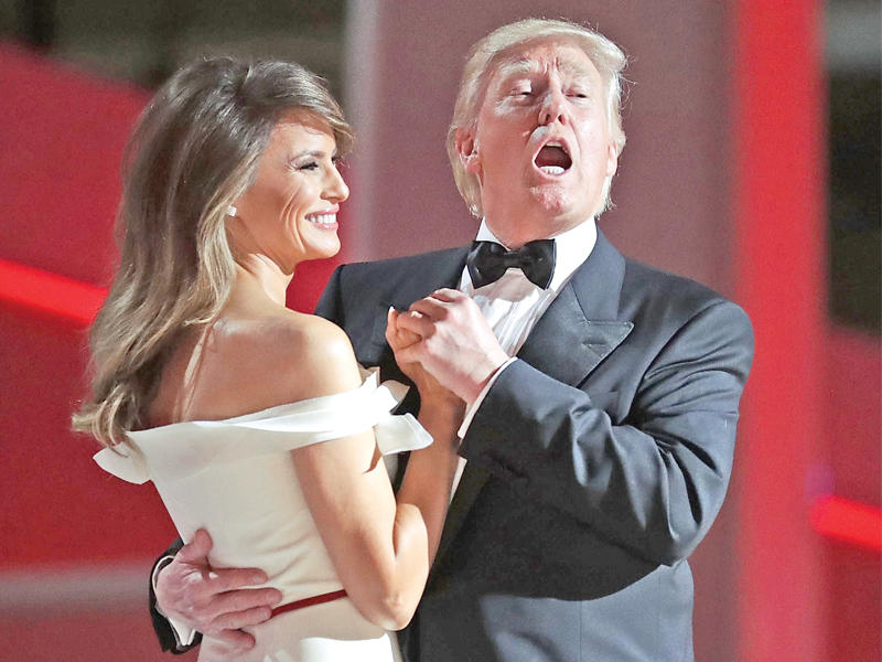 ترامب وزوجته ميلانيا في الرقصة الأولى في ختام مراسم التنصيب في قصر المؤتمرات بواشنطن (أ ف ب)