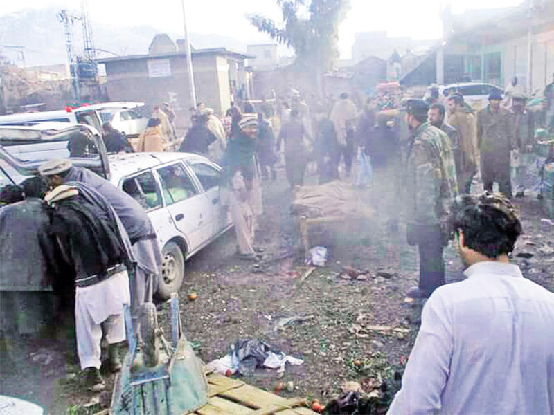 باكستانيون ينقلون ضحايا التفجير في سيارات خاصة باراشينار قرب الحدود الأفغانية (إي بي ايه)