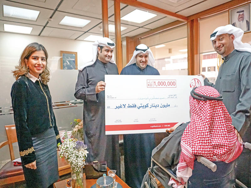 الفائز سيد مصطفى الموسوي يتسلم شيك الجائزة