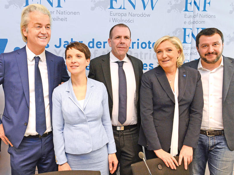 لوبن وبيتري تتوسطان فيلدرز وزعيم حزب نورد الإيطالي ماتيو سالفيني والأمين العام لحزب الحرية النمساوي هالرالد فيلمسكي قبل انطلاق المؤتمر في كوبلنز بألمانيا أمس (أ ف ب)