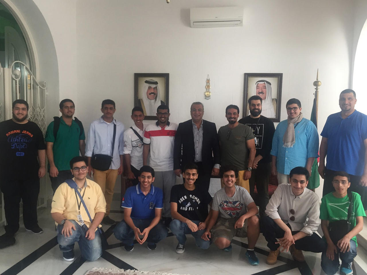 صورة جماعية لطلبة (كن من المتفوقين) عقب مأدبة الغداء التي اقامها السفير فاضل الخلف على شرفهم