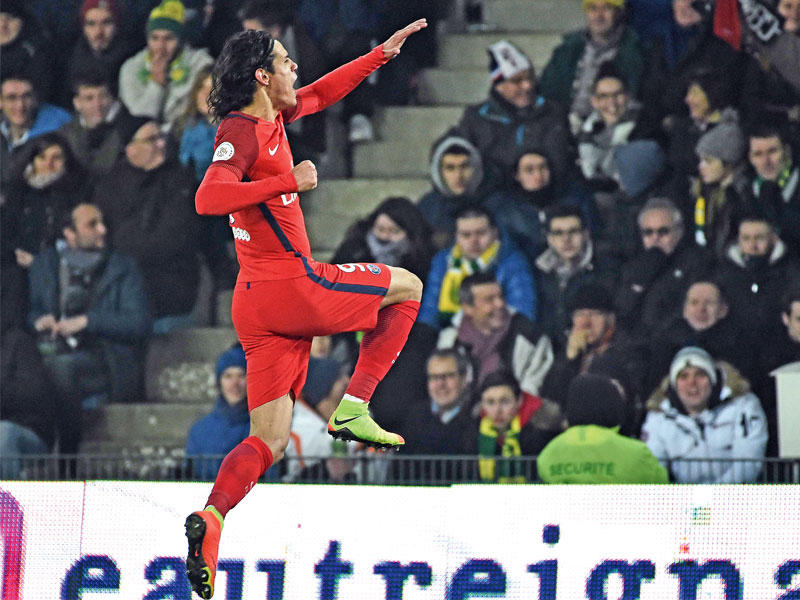 كافاني نجم سان جرمان يحتفل بعد إحرازه هدفاً في مرمى نانت