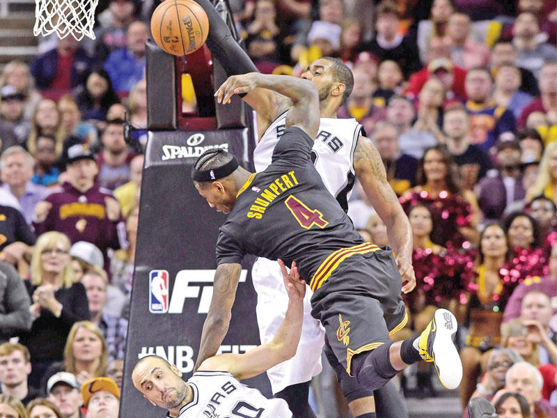 جانب من مباراة سبيرز وكليفلاند