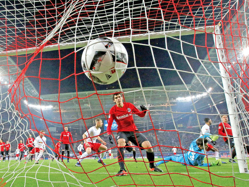 كومبر نجم لايبزيغ  يحرز هدفه في مرمى فرانكفورت