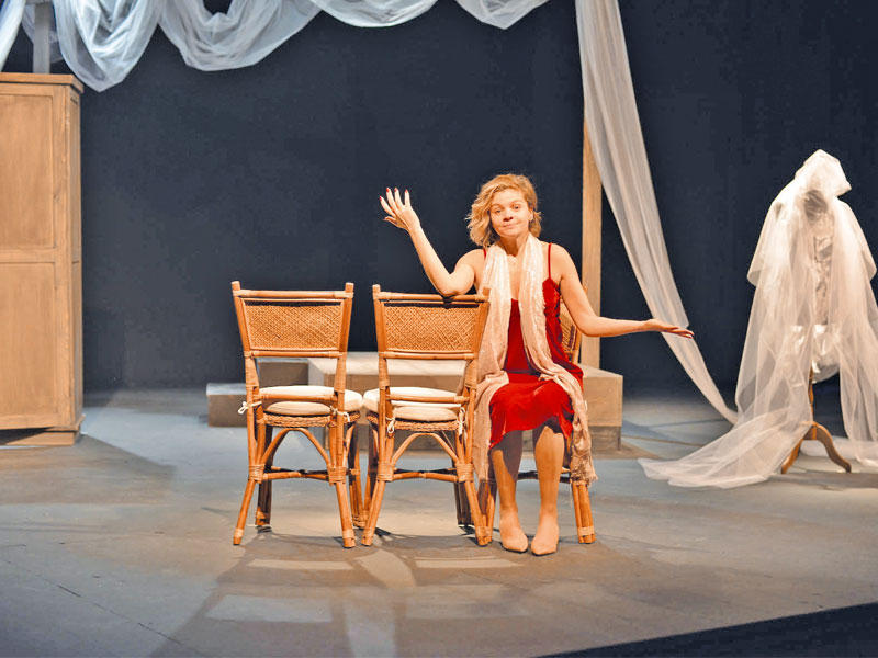 نيللي معتوق في أحد المشاهد المسرحية