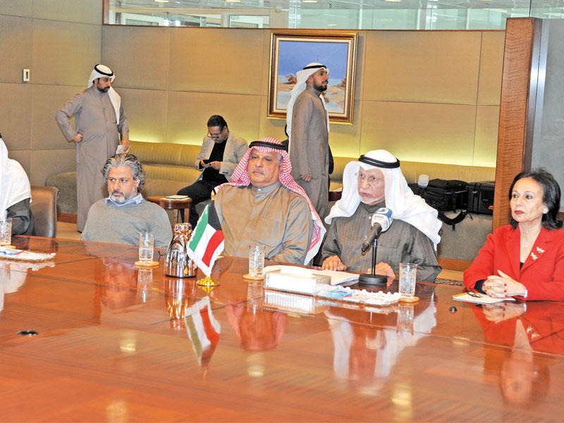 القطامي والوزان والعجيل والنصف خلال اللقاء مع الوفد البريطاني