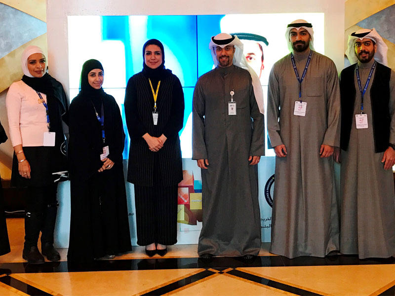 علي البغلي وفجر الكندري يتوسطان طلبة «الهندسة والبترول»