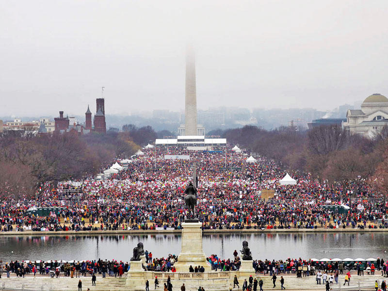 مشاركون في المسيرة النسائية في واشنطن أمس الأول   (نيويورك تايمز)
