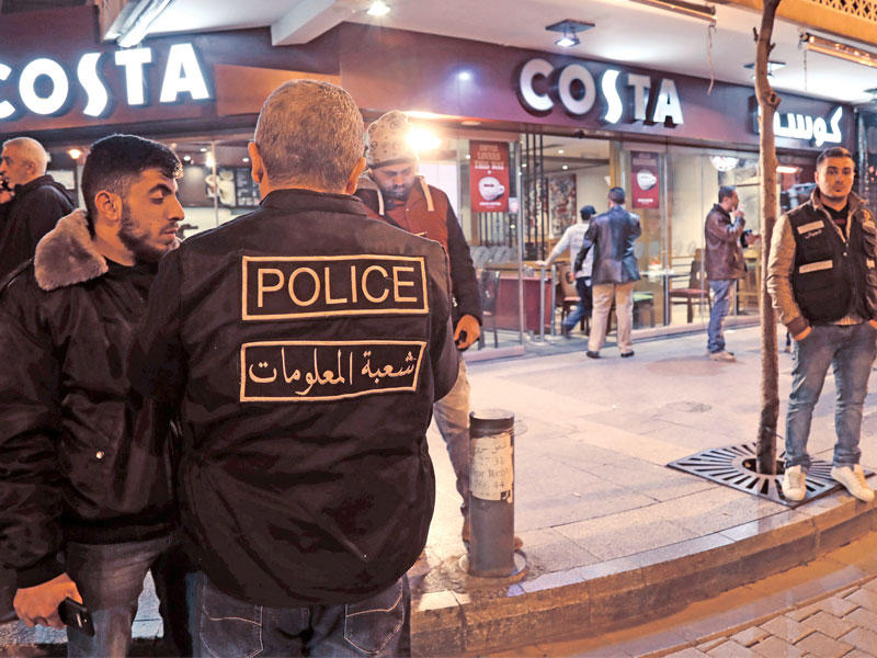 عناصر أمنية لبنانية بعد إحباط العملية في الحمرا أمس ( أف ب)