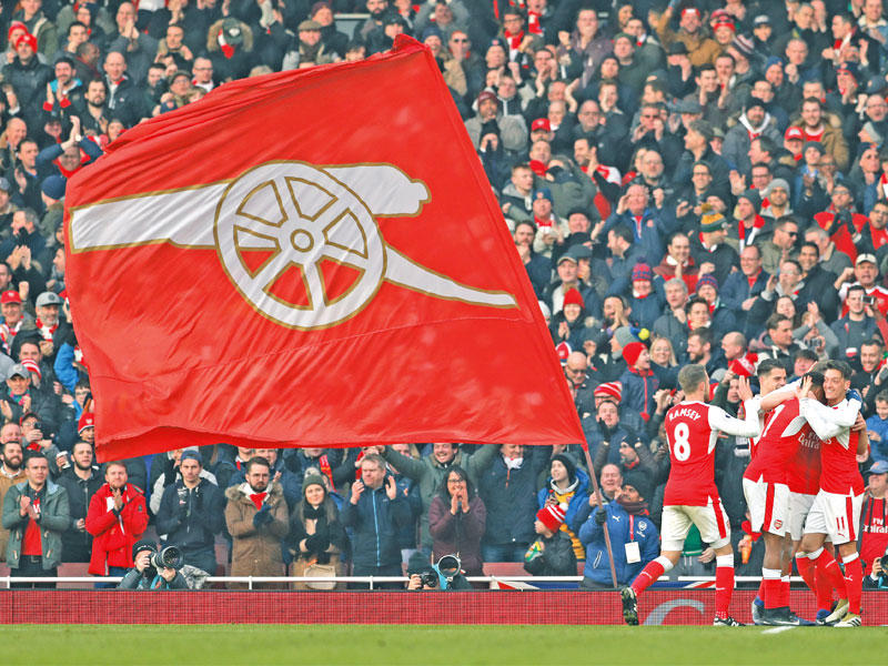 فرحة لاعبي أرسنال بعد إحراز هدف في مرمى بيرنلي