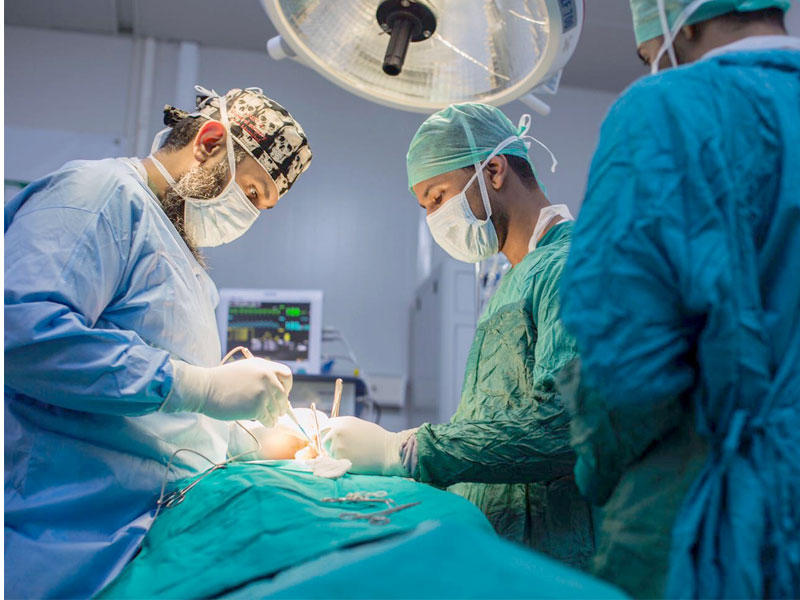 فريق طبي كويتي يجري عملية جراحية لأحد الجرحى السوريين بتركيا