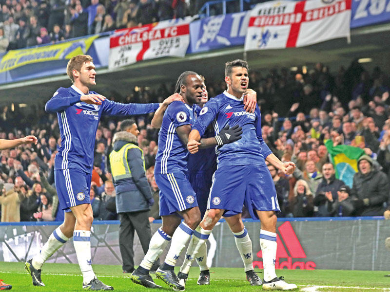 كوستا نجم تشلسي يحتفل بهدفه في مرمى هال سيتي