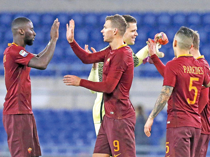 فرحة لاعبي روما بعد الفوز على كالياري