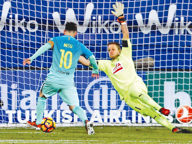 ميسي نجم برشلونة يحرز هدفه في مرمى ايبار