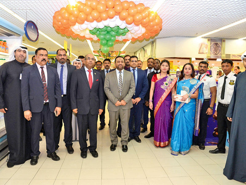 لقطة جماعية لطاقم العمل مع السفير الهندي
