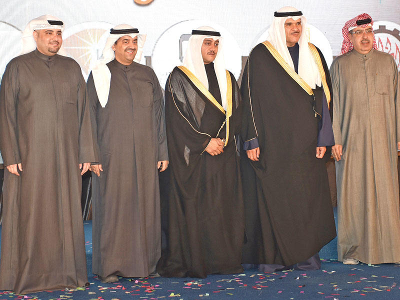 وليد الخشتي متوسطاً الشيخ سلمان الحمود وطلال الخرافي