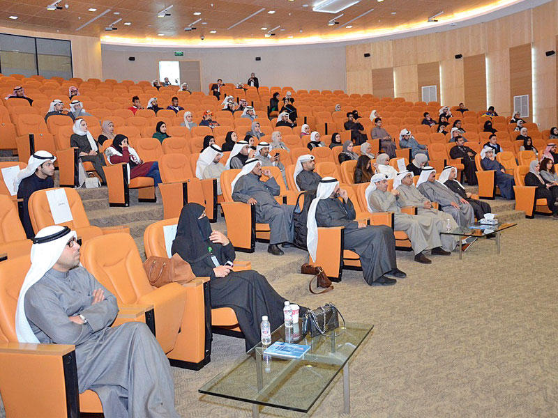 فوزي المجدلي مع عدد من المسؤولين في «بيتك» خلال ملتقى التوظيف 