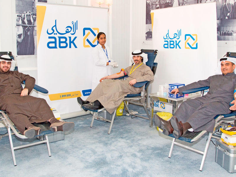موظفو البنك أثناء حملة التبرع بالدم 