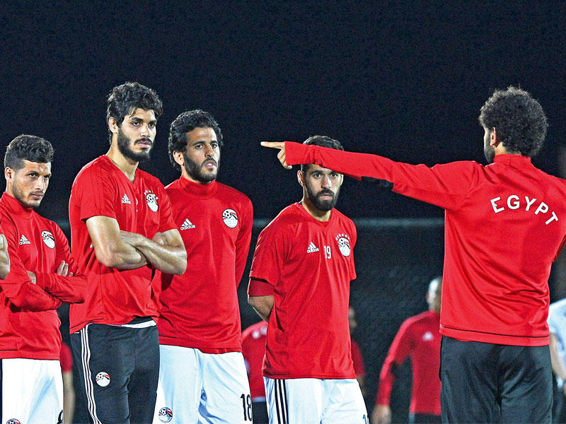 محمد صلاح يتحدث إلى زملائه في المنتخب (ا ف ب)