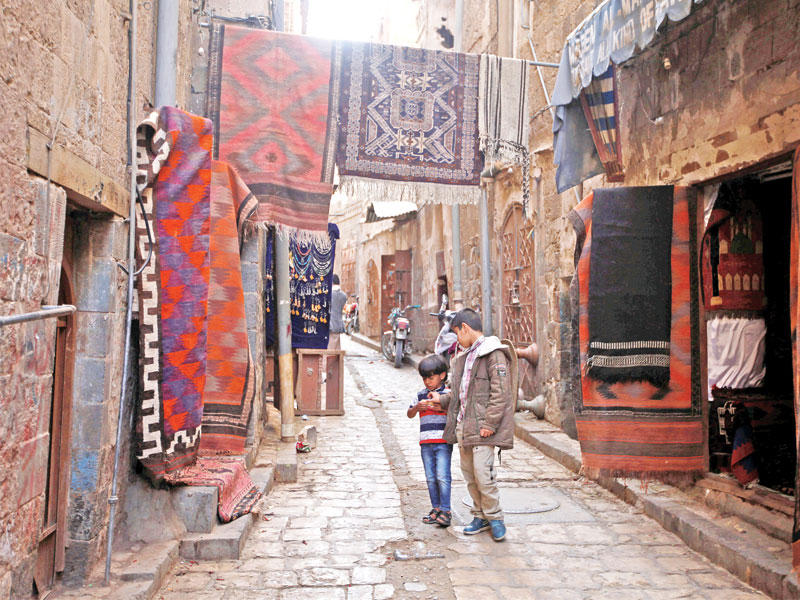 طفلان في أحد شوارع صنعاء القديمة أمس الأول    (رويترز)