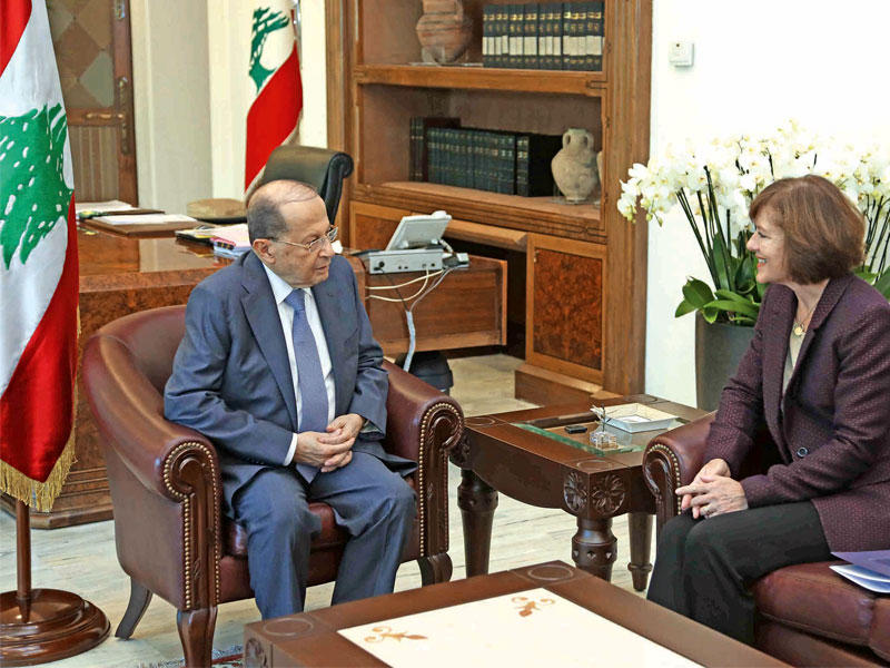 عون مستقبلاً السفيرة الأميركية لدى لبنان في بعبدا أمس (دالاتي ونهرا)