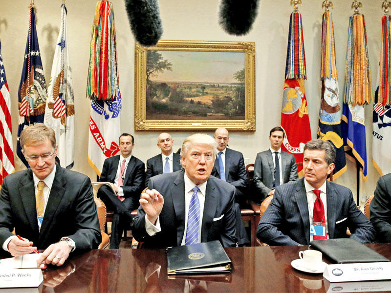 ترامب يستضيف قادة في قطاع الأعمال بقاعة روزفلت أمسt (رويترز)