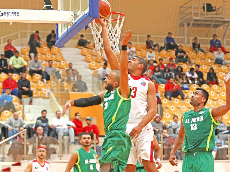 صراع على الكرة تحت السلة في لقاء الكويت والعربي t(تصوير جورج رجي)
