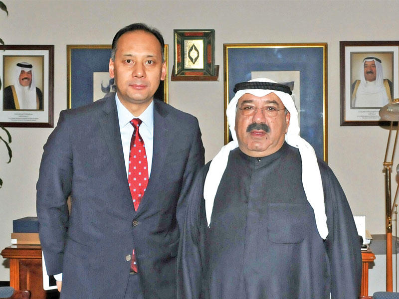  ناصر الصباح مستقبلاً سفير بوتان أمس