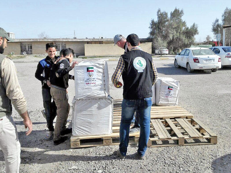 جانب من المساعدات الطبية على مراكز صحية في العراق أمس