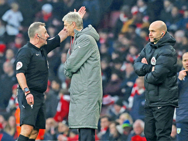 فينغر لحظة طرد حكم المباراة له