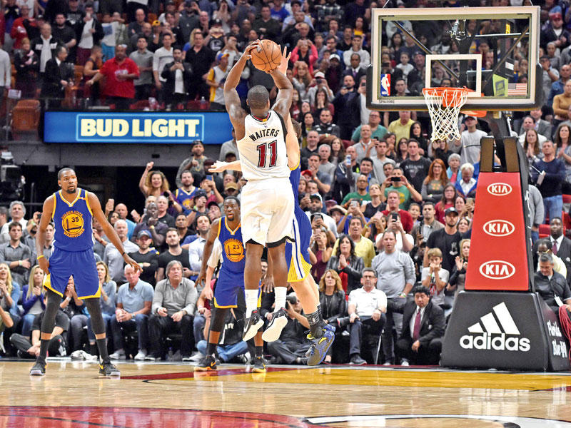 جانب من مباراة ميامي وغولدن ستايت