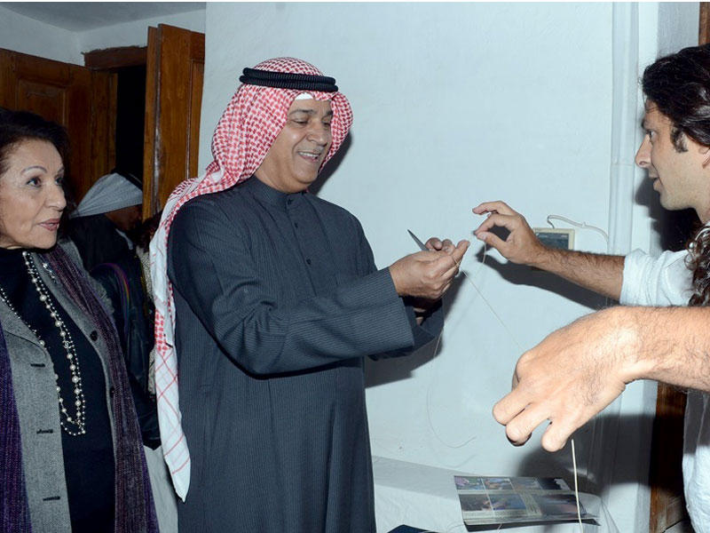 اليوحة أثناء تجوله في المعرض