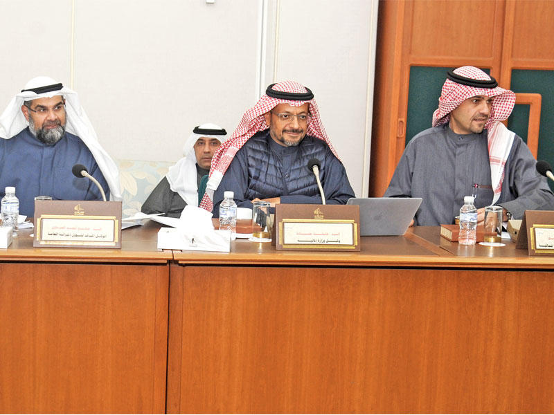 الصالح وقيادات وزارة المالية خلال اجتماع اللجنة أمسt(تصوير عبدالله الخلف)