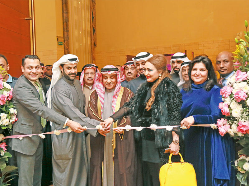 العنزي وفاطمة الصباح ومحمود عفيفي خلال افتتاح المعرض