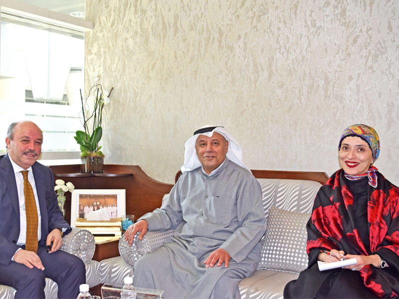  الخرافي وإلى جانبه مديرة اتحاد الصناعات هدى البقشي خلال استقبال عبداوي