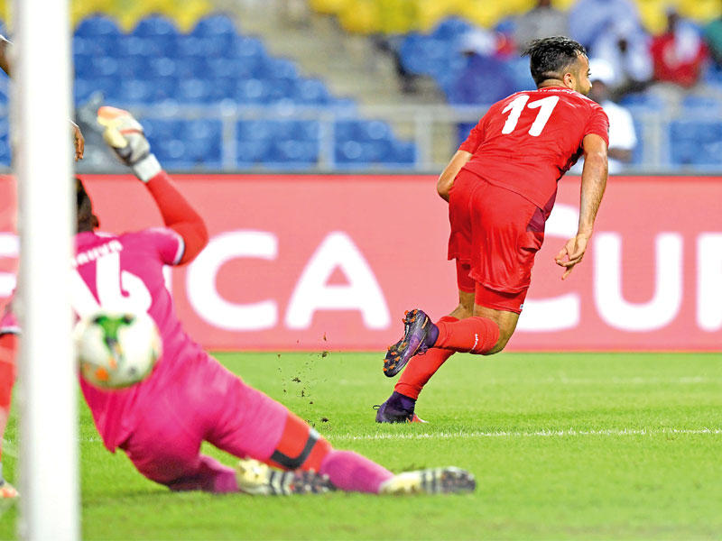 التونسي طه ياسين يحتفل بعد تسجيله هدفاً في مرمى زيمبابوي ( أ ف ب)