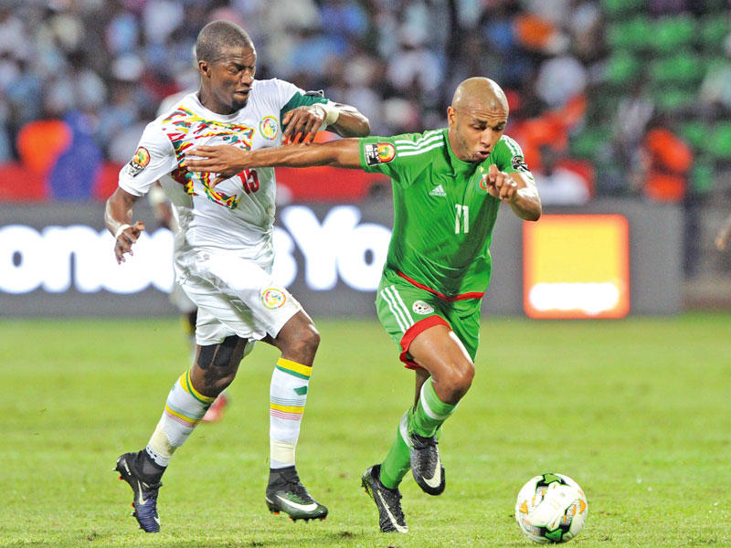 ياسين الإبراهيمي من الجزائر في سباق على الكرة مع السنغالي كولي ديوب (د ب أ)