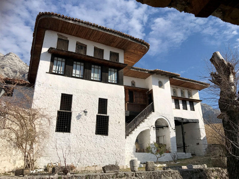 من معالم مدينتي (كرويا) و(اشقودرا) بجمهورية البانيا ضمن الرحلة التي ينظمها الصندوق الكويتي للتنمية الاقتصادية العربية لطالبات المرحلة الثانوية بالتعاون مع وزارة التربية