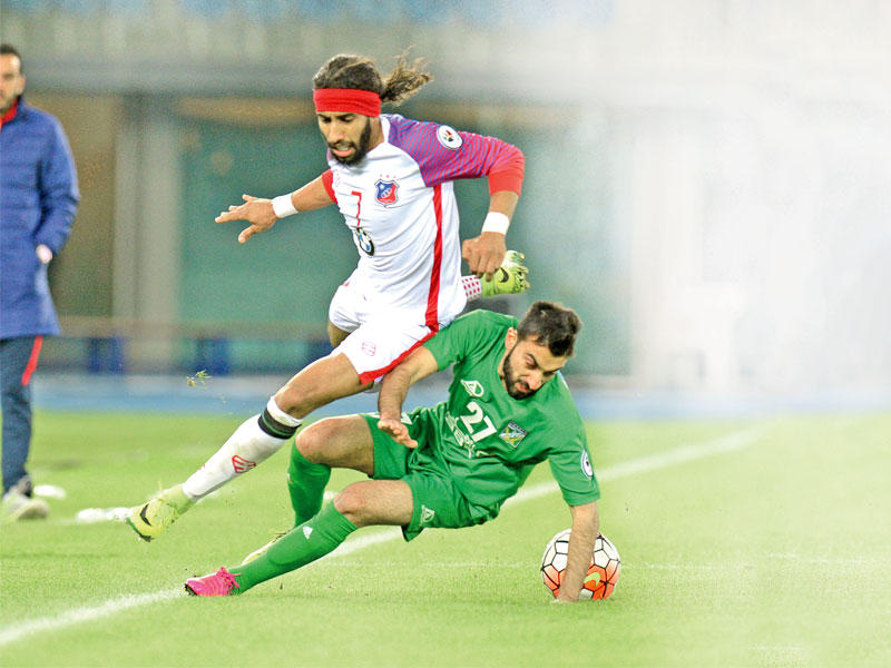 فهد العنزي وعيسى وليد في لقاء سابق بين الكويت والعربي