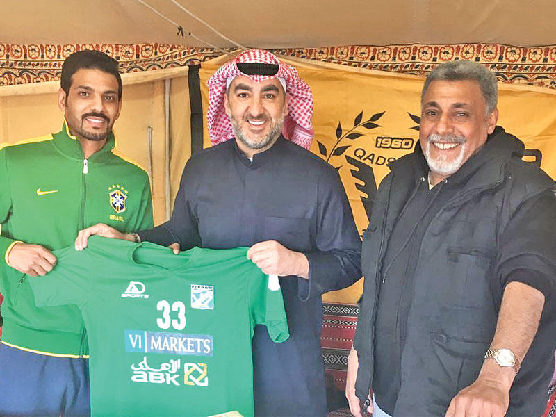 محمد راشد يرفع قميص النادي العربي 