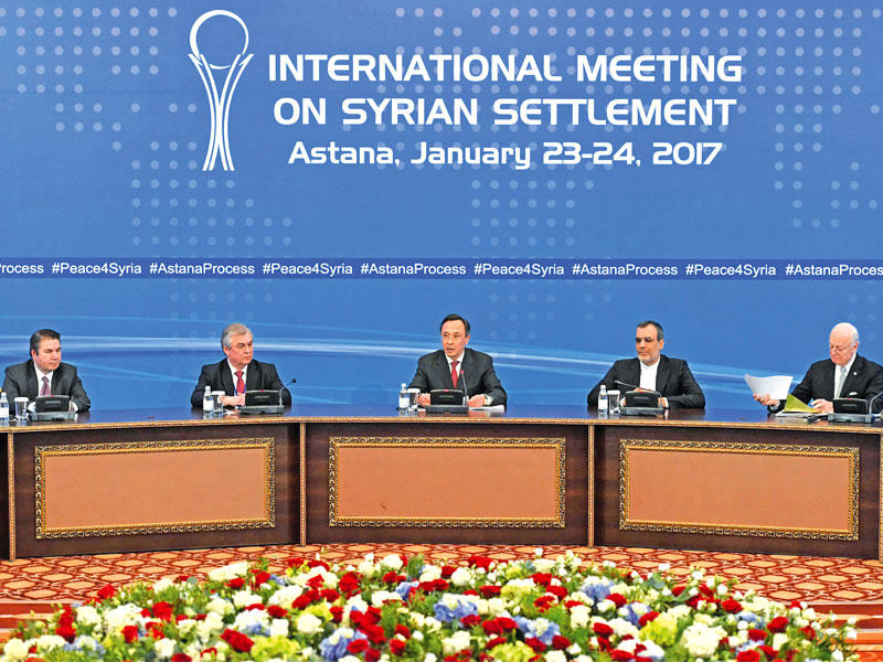 وزير خارجية كازاخستان يتلو البيان الختامي بحضور ممثلي الدول الثلاث الراعية للمفاوضات والأمم المتحدة في أستانة أمس  (رويترز)