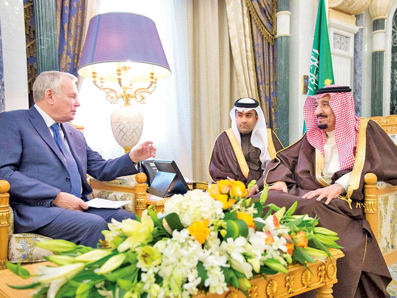 الملك سلمان مستقبلاً ايروليت في الرياض أمس  (واس)