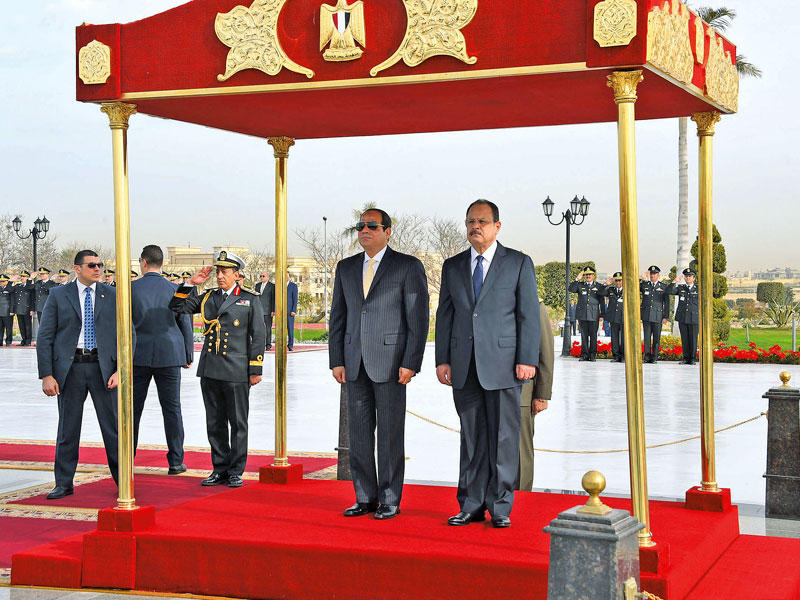 السيسي وعبدالغفار قبل بدء الاحتفال بعيد الشرطة شرق القاهرة أمس (الجريدة)