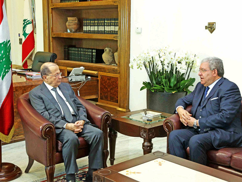 عون مستقبلاً وزير الداخلية والبلديات نهاد المشنوق في بعبدا أمس   (دالاتي ونهرا)