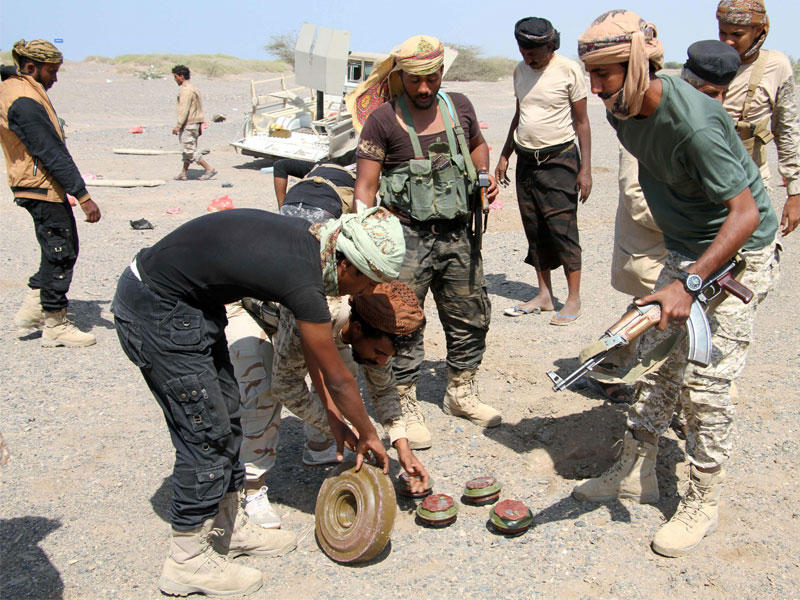 القوات الحكومية اليمنية فوق  حفر الألغام والعبوات الناسفة على الطريق المؤدية إلى الميناء الجنوبي الغربي من المخا