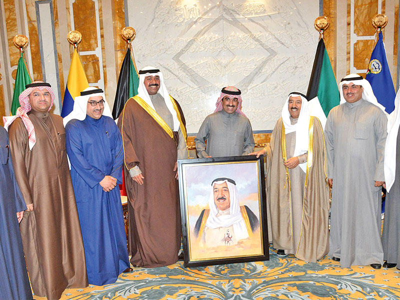 الأمير مستقبلاً الرئيس الفخري وأعضاء مجلس «بيت العرب» أمس