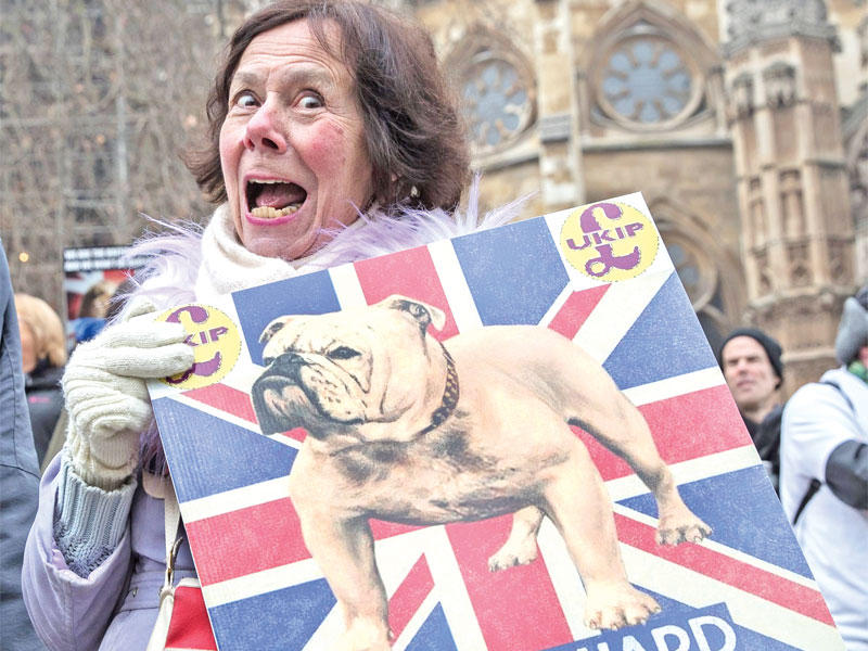 مناصرة لحزب «يوكيب» أمام المحكمة العليا بلندن أمس n(إي بي أيه)