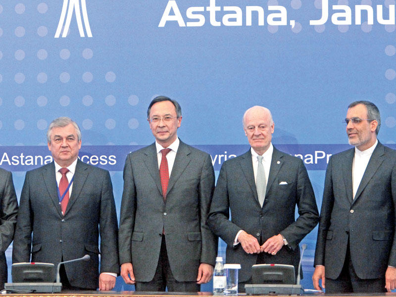 وزير خارجية كازاخستان إلى جانب ممثلين عن روسيا وتركيا وإيران والمبعوث الدولي ستيفان ديمستورا خلال مؤتمر أستانة أمس