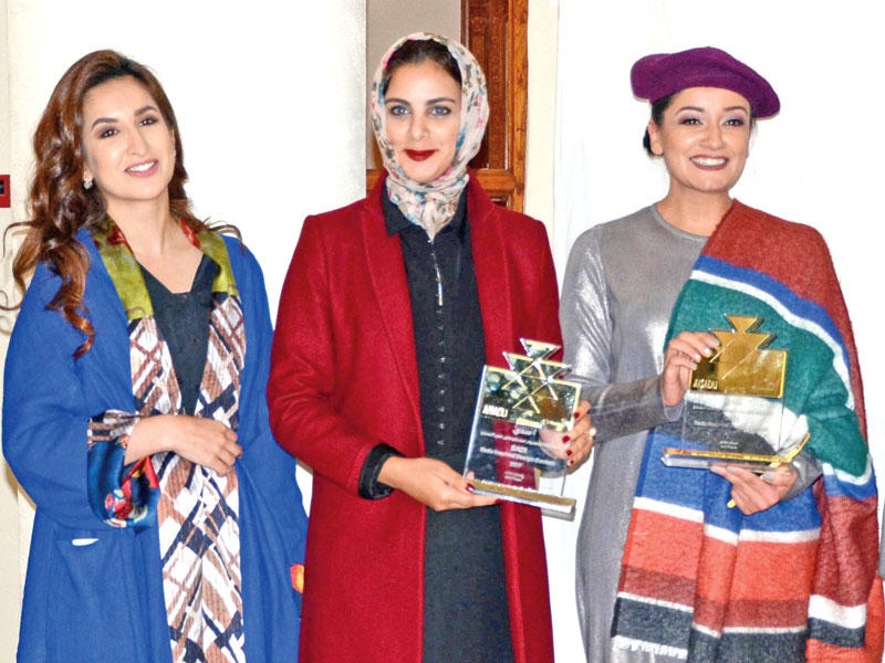 الشيخة بيبي الدعيج مع فائزتين في جائزة التصميم 