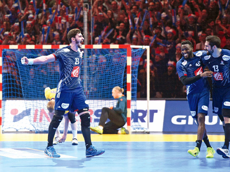 فرحة لاعبي المنتخب الفرنسي بعد الفوز على السويد